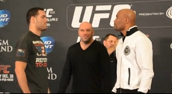 Anderson Silva e Chris Weidman se pesam para luta de hoje