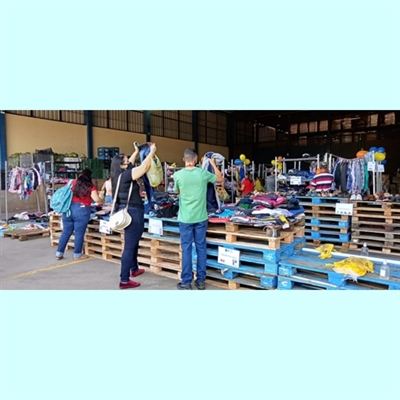 Cerca de 200 pessoas passaram pelo bazar, que distribuiu peças de roupa de graça para funcionários da rede, bem como seus familiares (Foto: Arquivo pessoal)
