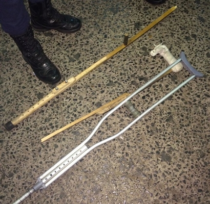 Muleta que a vítima usada foi quebrada na ação (Foto: Divulgação/Guarda Municipal)