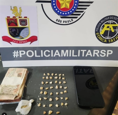 Os policiais militares apreenderam com o traficante 45 porções de crack já prontas para venda e dinheiro do tráfico (Foto: Divulgação)