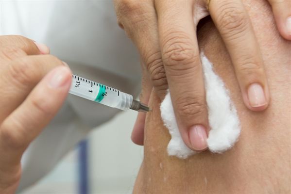 Indivíduos dos EUA, Argentina, Brasil, Itália, México, Peru, Polônia e Espanha receberão as quatro doses da imunização durante um ano. — Foto: Divulgação