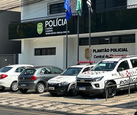 Temendo ser atacada, a mulher se refugiou em um dos quartos da residência, enquanto o agressor chutava a porta e repetia as ameaças (Foto: Reprodução)