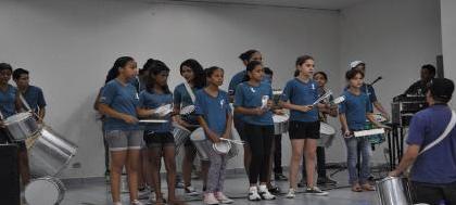 Centro social comemora 43 anos com passeata   