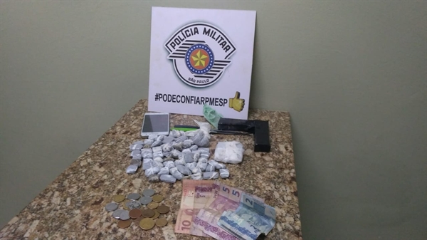 Com eles foram apreendidas várias porções de entorpecentes, certa quantia em dinheiro e uma réplica de arma de fogo (Foto: Divulgação/Polícia Militar)
