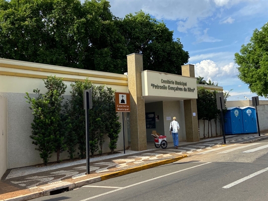 Cemitérios de Votuporanga devem receber amanhã, Dia de Finados, a visita de mais de 20 mil pessoas tento nos públicos como no privado (Foto: A Cidade)