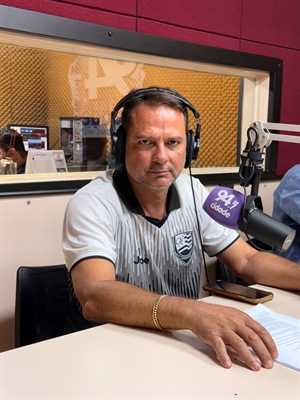 Rogério Fernandes, gerente de futebol do Clube Atlético Votuporanguense, esteve na rádio Cidade FM (Foto: A Cidade)