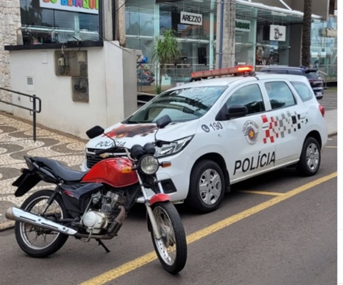 Dois homens foram presos em flagrante com motocicletas adulteradas andando pelas ruas de Votuporanga (Foto: Divulgação)