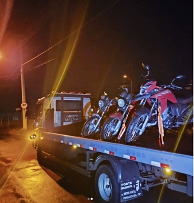 Quatro motocicletas foram apreendidas, 36 multas foram aplicadas e um dos motociclistas foi preso durante a ação da polícia (Foto: Divulgação)