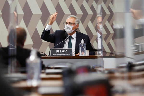 O parecer, que é assinado pelo relator, Renan Calheiros (MDB-AL), está sendo construído em consenso com o grupo majoritário da comissão (Foto: Adriano Machado/Reuters)