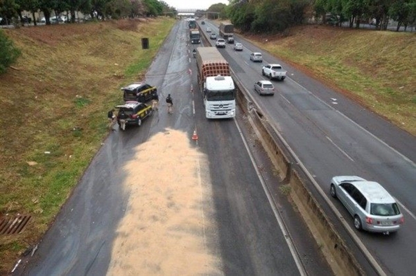 Rodovia após o acidente (Foto: Colaboração leitor/Diário da Região)