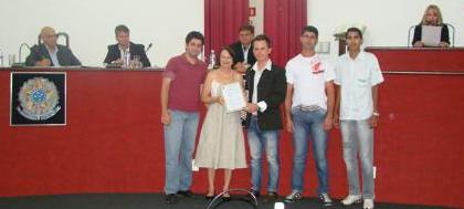 Câmara entrega três homenagens a clubes e professora