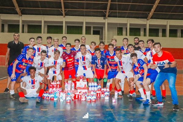 A ação social do grupo MEC Futsal na noite de quarta-feira arrecadou mais de 100 litros de leite para o Lar Bem Viver  (Foto: Divulgação/MEC)