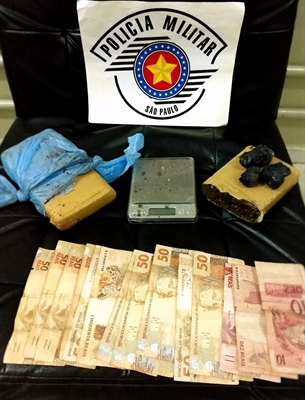 Tijolos de maconhas e diversas porções da mesma droga apreendidas com o jovem pelas equipes da Força Tática e ROCAM de Votuporanga (Foto: Divulgação/Polícia Militar)