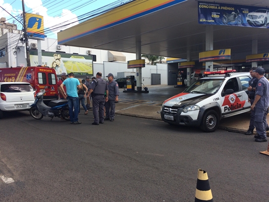 O acidente de trânsito foi registrado na tarde desta quarta-feira (27) e mobilizou equipes da unidade de resgate do Corpo de Bombeiros, do SAMU e da PM (Foto: Aline Ruiz/A Cidade)