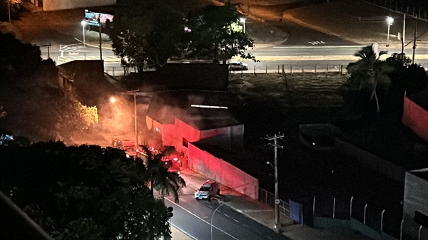 Um princípio de incêndio foi registrado em uma obra abandonada na frente da rodoviária de Votuporanga na noite de anteontem (Foto: Colaboração/leitor)