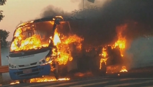 Micro-ônibus pega fogo na marginal da Rodovia Washington Luís — Foto: Reprodução/TV TEM