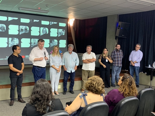 O secretário de Estado, Marcos da Costa, lançou o Todas in-Rede em Votuporanga ao lado de autoridades locais (Foto: A Cidade)