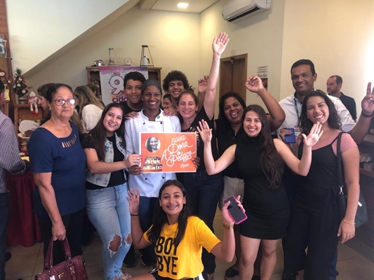 Amigos e familiares de Rosimeire celebram a vitória da "Nova Dona do Pedaço" (Foto: Fábio Ferreira/ A Cidade) 