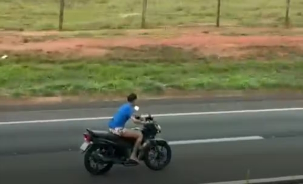 Bêbada, motociclista percorre 15km na contramão da Euclides da Cunha (Foto: Reprodução)