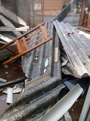 O telhado da garagem da residência ficou todo destruído por conta da tempestade que ocorreu em Votuporanga (Foto: Arquivo Pessoal)