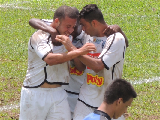 Equipe comemorou muito a vitória (Foto: Jociano Garofolo)
