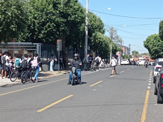 Crianças e adolescentes fazem bagunça no trânsito da cidade em suas scooters elétricas (Foto: A Cidade)