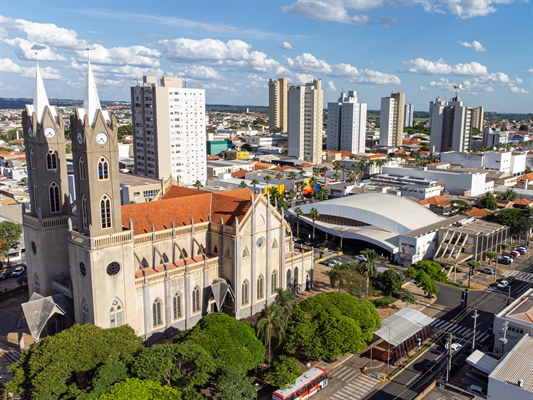 Hoje e amanhã ocorrerão missas na Catedral de Nossa Senhora Aparecida (Foto: Prefeitura de Votuporanga)