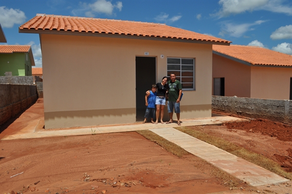 Prefeito parabeniza famílias e diz que meta em seu próximo governo é habitação
