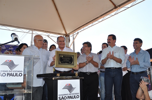 Governador anuncia construção de creche e Centro Dia do Idoso no Monte Verde