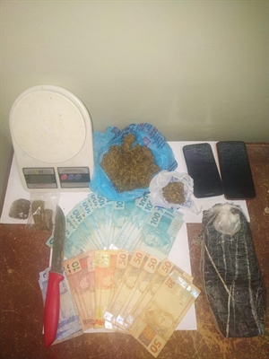 Os policiais militares apreenderam porções de maconha, dinheiro e material usado no preparo e embalagem das drogas  (Foto: Divulgação/PM)