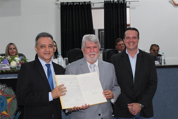 Ato foi realizado na tarde de 1º de janeiro, com a presença de lideranças, familiares e amigos dos eleitos (Foto: Prefeitura de Votuporanga)