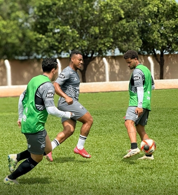 Equipe profissional do Clube Atlético Votuporanguense treina na cidade de Álvares Florence (Foto: CAV)