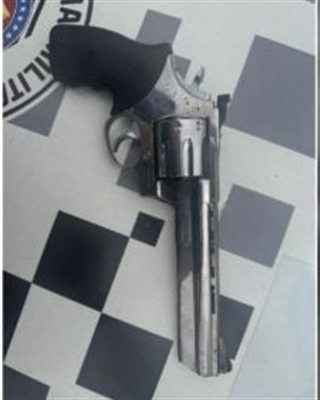 Vítima escapou dos tiros, mas foi ferida por estilhaços e agredida com coronhadas; suspeito foi preso momentos depois (Foto: Divulgação)