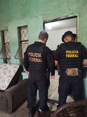 Em Votuporanga, policiais federais de Jales cumpriram, na residência de um investigado, mandado de busca e apreensão (Foto: Divulgação) 