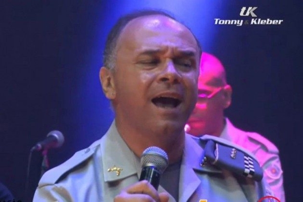 Coronel Fábio cantou Milionário e José com a dupla Tony & Kleber (Foto: Reprodução)