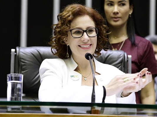 A deputada federal Carla Zambelli (PSL) afirmou que o segundo turno das eleições presidenciais de 2022 deve ser decidido entre Jair Bolsonaro e Lula (Foto: Câmara dos Deputados)