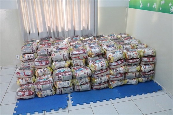 Do total entregue as famílias com filhos em idade escolar até 14 anos, 82.916 foram kits não-perecíveis (Foto: Prefeitura de Votuporanga)