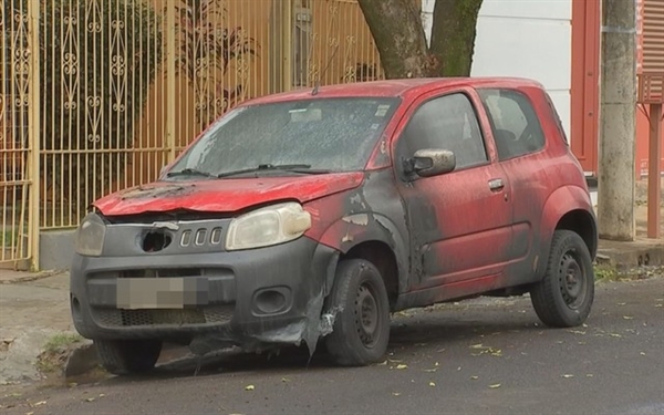 Carro estava estacionando quando foi incendiado (Foto: Reprodução/TV TEM)