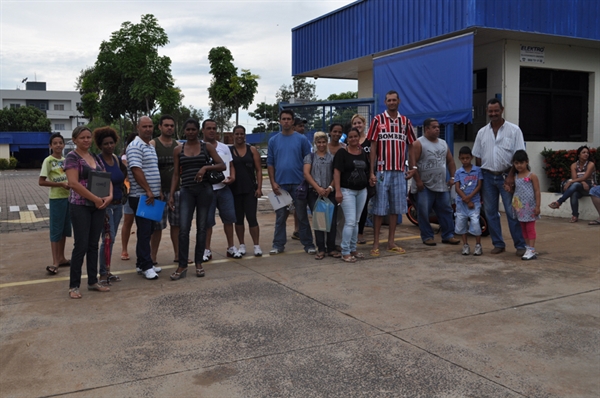 Moradores reivindicam instalação de energia à Elektro