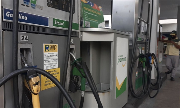 O preço da gasolina terá queda de 5%, enquanto para o diesel (S10 e S500), a redução será de 4% - Foto: Fernando Frazão/Agência Brasil)