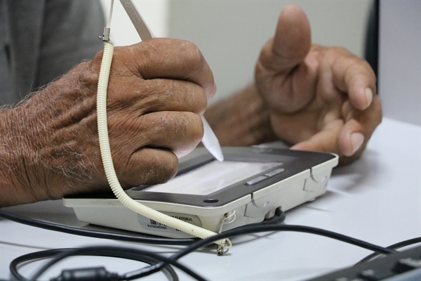 No momento do atendimento, o eleitor deve levar documento oficial de identificação e comprovante de residência (Foto: Prefeitura de Votuporanga)