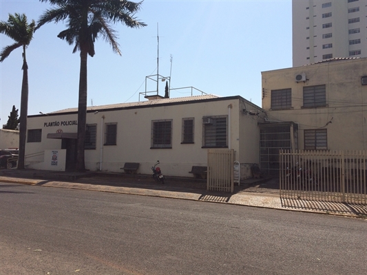 R.L.M., de 32 anos, foi conduzido à Central de Flagrantes, onde foi ratificada a voz de prisão e determinada a lavratura do auto de prisão pela prática do crime de furto qualificado, sendo o crime inafiançável (Foto: Aline Ruiz/A Cidade)