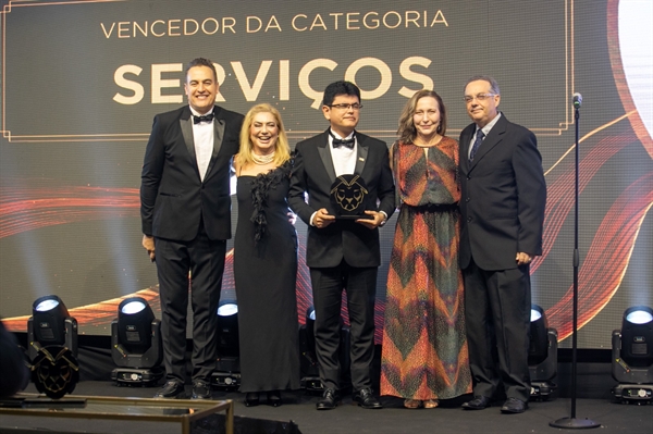 Marcelo Lucio de Lima, presidente do Conselho de Administração da Unimed Rio Preto, recebeu o prêmio em nome da cooperativa (Foto: Divulgação)