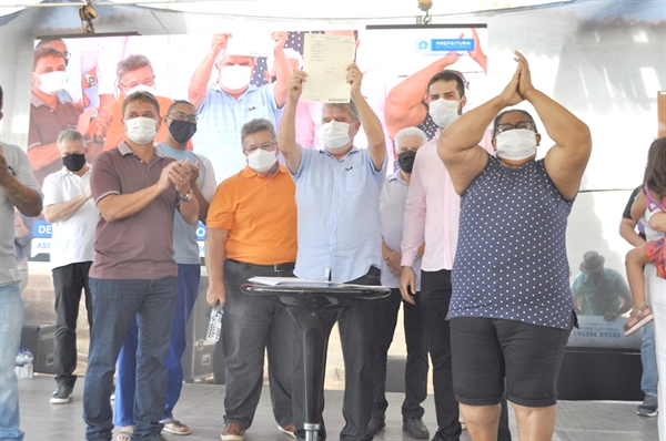 Cerimônia da assinatura da escritura da área onde as casas serão construídas foi marcada pela emoção dos moradores e do prefeito (Foto: A Cidade)