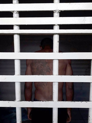 M.A.H., de 28 anos, já é conhecido nos meios policiais pela prática de furtos, tentativa de roubo e porte ilegal de arma de fogo (Foto: Divulgação/Polícia Militar)