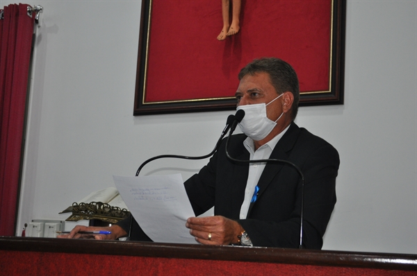 Serginho da Farmácia pediu o cancelamento do Carnaval enquanto exibia no telão imagens do comércio fechado e dos mortos por Covid (Foto: A  Cidade)