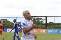 O atacante da Votuporanguense, Matheus Reis, escolheu a música Gratidão, de Xande de Pilares e disse que lutará pela artilharia do torneio  (Foto: Rafael Bento/CAV)