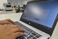 Segundo a análise, 28,3% dos estudantes do Brasil afirmaram que têm acesso a computadores com internet nas escolas (Foto: Agência Brasil/EBC)