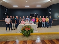 Luiz Celso de Oliveira (centro), de 69 anos, assumiu ontem oficialmente a presidência do Assary (Foto: Assary)