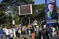 Manifestantes se reuniram na Praça São Bento em favor do voto impresso (Foto: A Cidade)